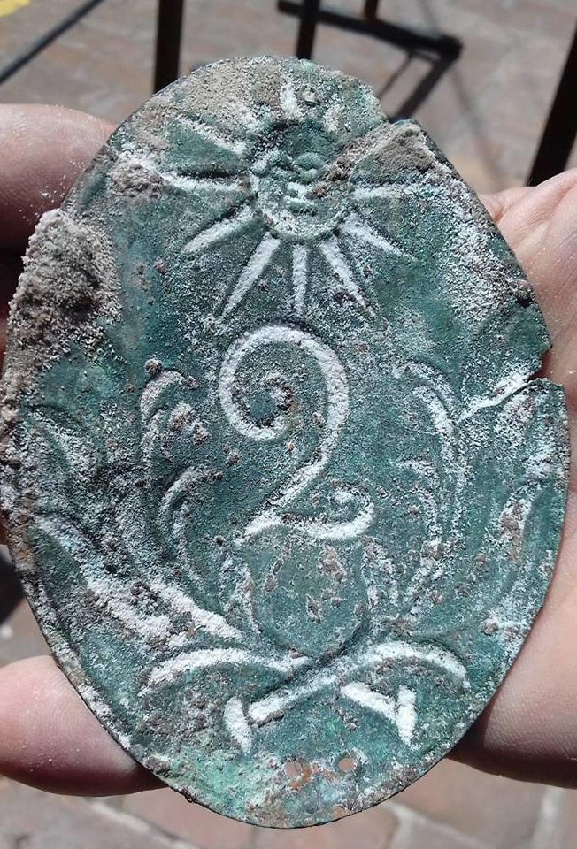 Esta es la chapa encontrada en la excavación del Cabildo.